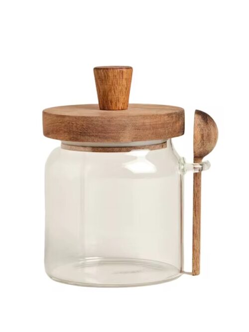 Tarro de vidrio con cuchara y tapa de madera