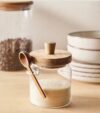 Tarro de vidrio con cuchara y tapa de madera